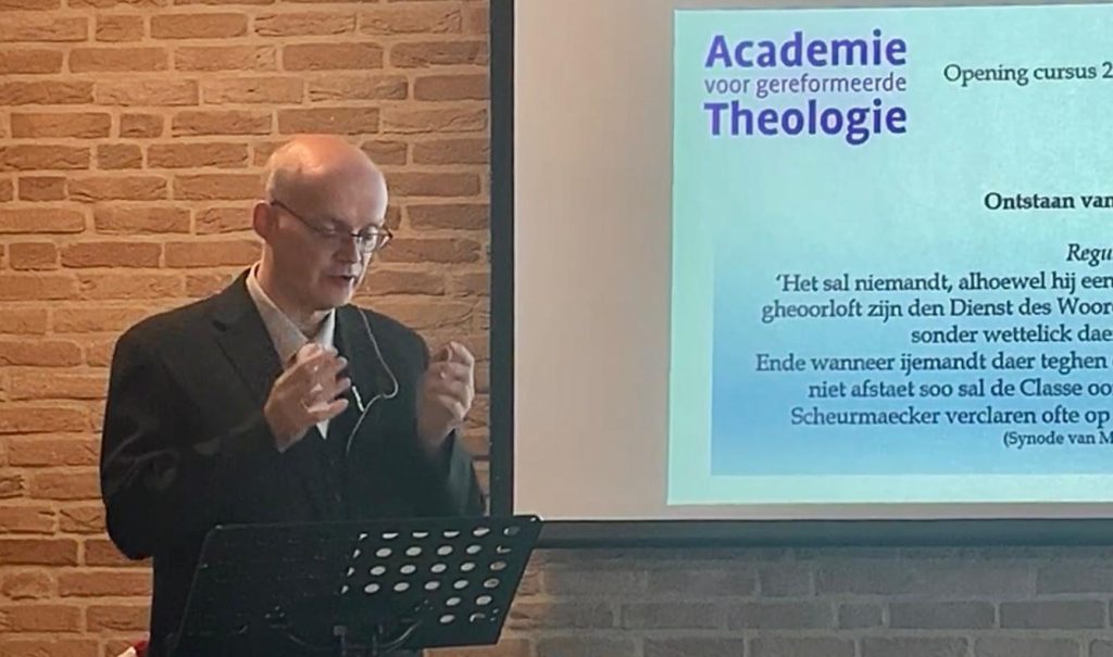 Verslag van de opening van het academisch jaar van de Academie voor Gereformeerde Theologie. jaar 2024/2025. Sprekers: Ds. J.R. Visser, Dr. A. Bas, Ds. R. van der Wolf.